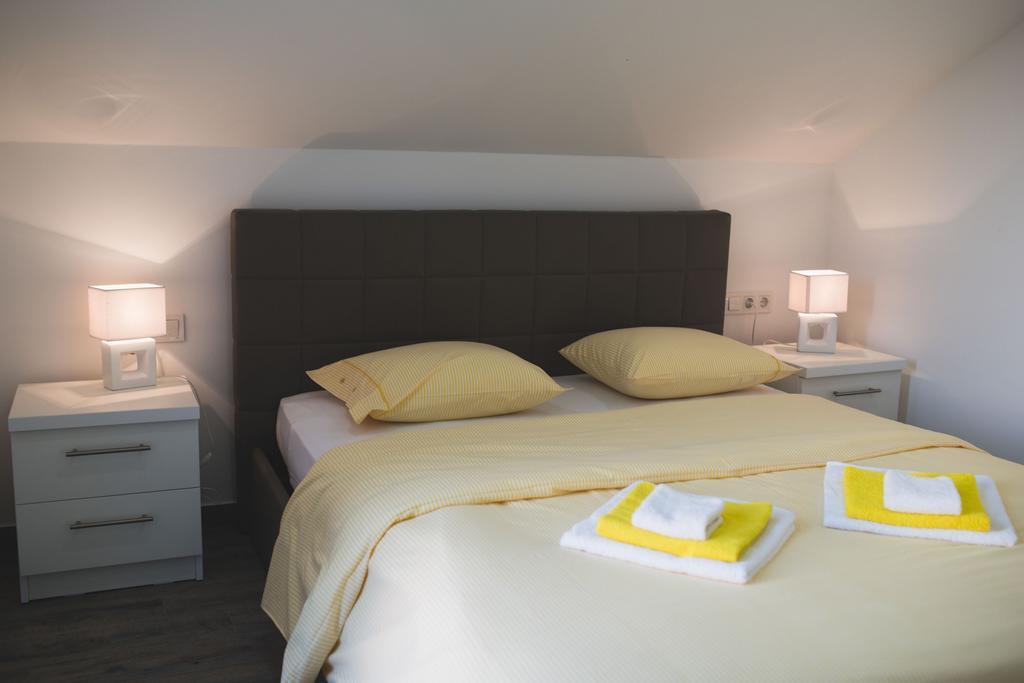 Apartments Sunny Garden Бродарика Екстериор снимка