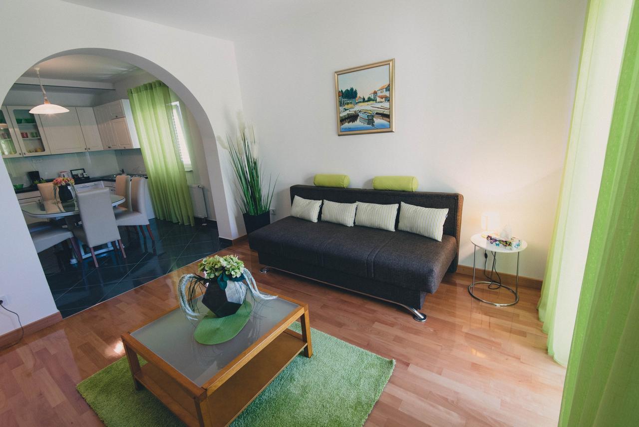 Apartments Sunny Garden Бродарика Екстериор снимка