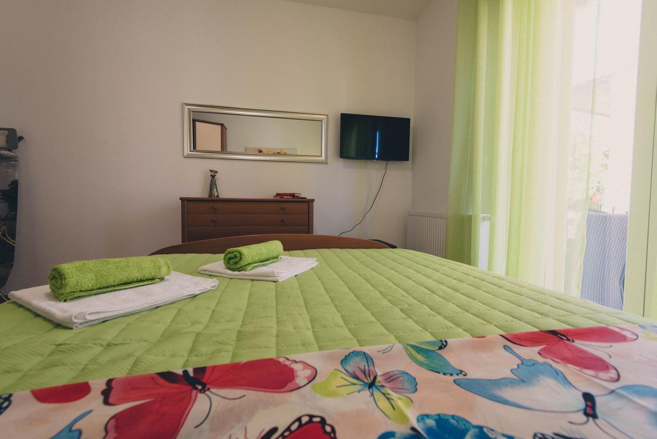 Apartments Sunny Garden Бродарика Екстериор снимка